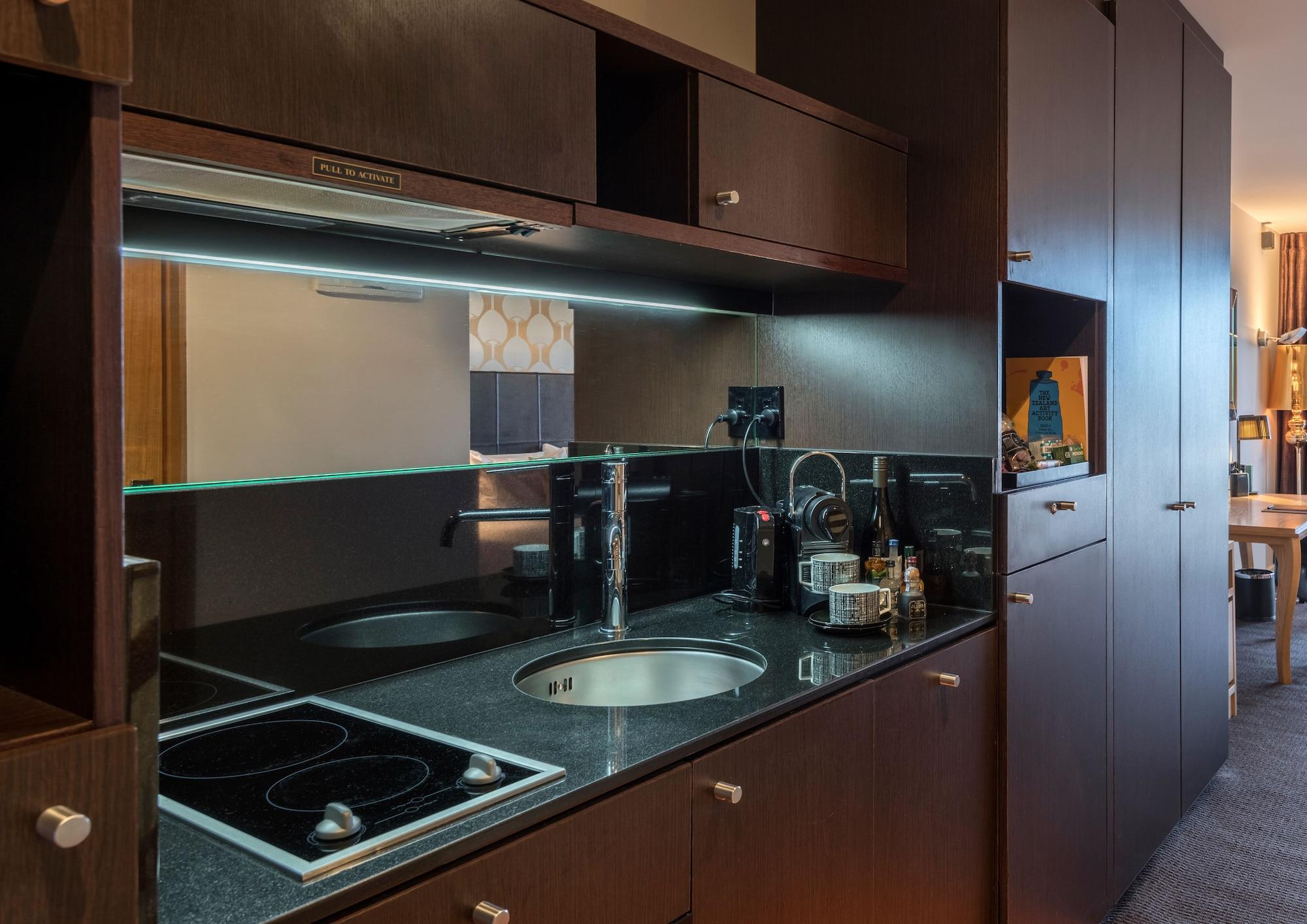 Museum Apartment Hotel, Independent Collection By Evt Wellington Bagian luar foto A kitchen in a serviced apartment
